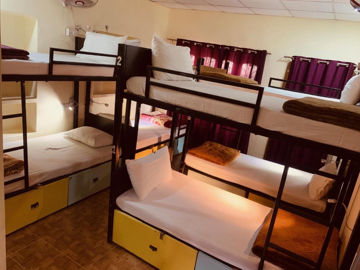 Vagabond Stay Hostel Váránaszi Kültér fotó