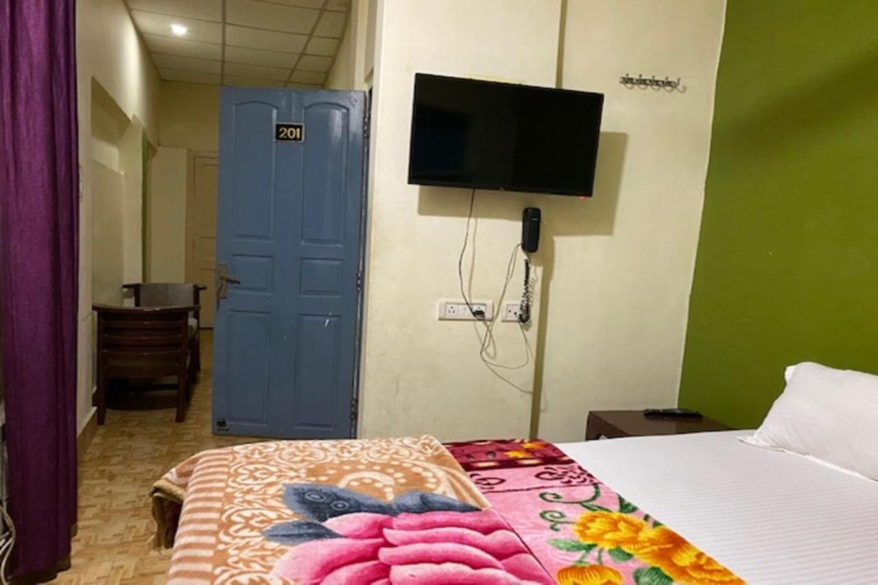 Vagabond Stay Hostel Váránaszi Kültér fotó